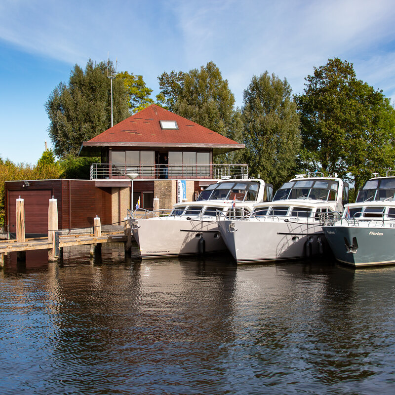 Drei Yachten von Yachtcharter Westerdijk im Hafen