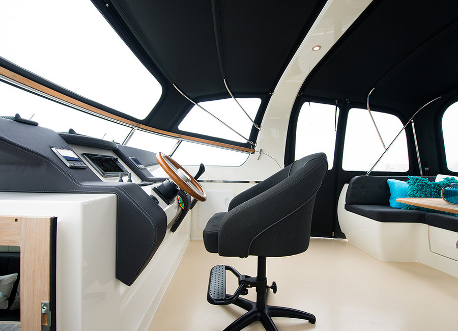 Moderner Steuerstand einer Motoryacht