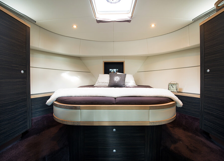 Luxuriöse Schlafkabine einer Motoryacht