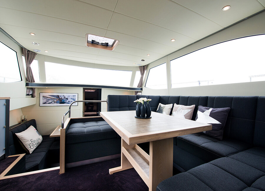 Geräumiger Salon einer Motoryacht