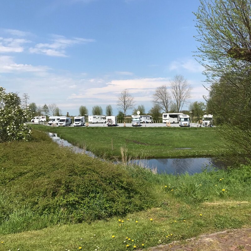 Seitenansicht des Wohnmobilstellplatzes