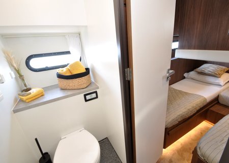 Badkamer en slaapkamer in luxe motorjacht Amazon NoblesseCruiser 42