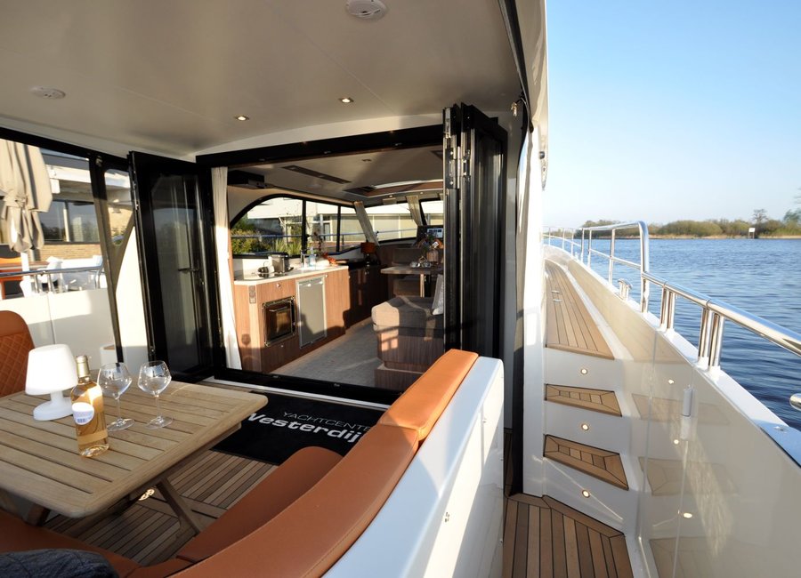Deck und Salon der luxuriösen Yacht Amazone NoblesseCruiser 42 OC