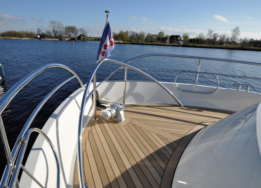 Vorderdeck der luxuriösen Yacht Amazone NoblesseCruiser 42 OC