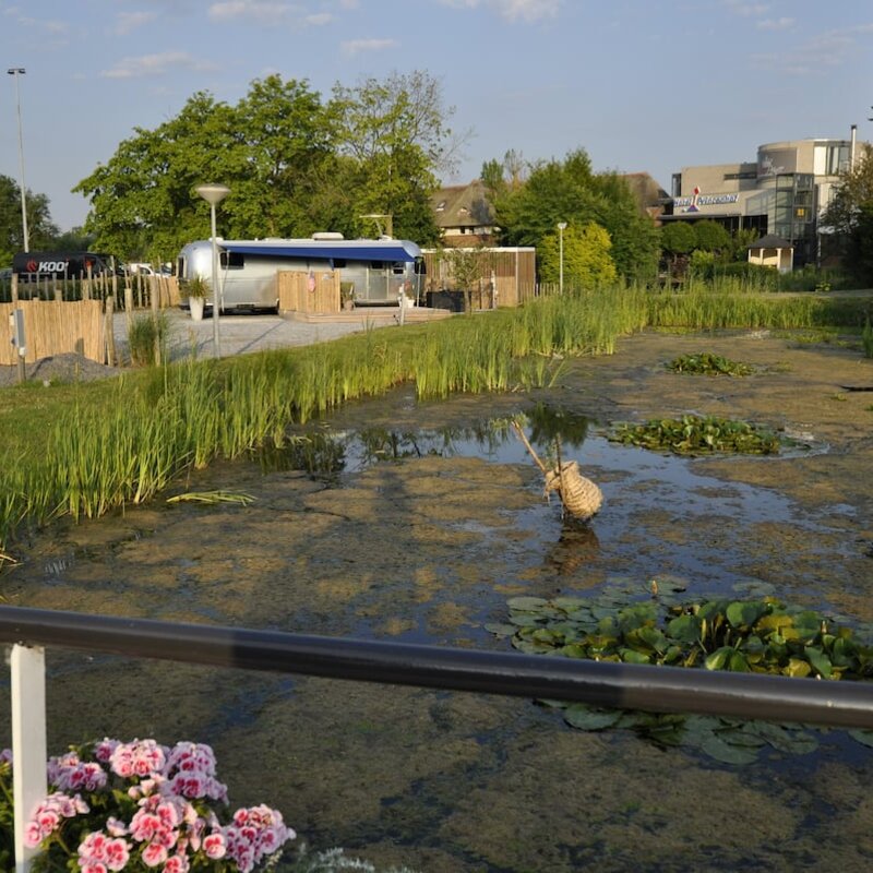 Wasser neben dem Airstream-Wohnwagen