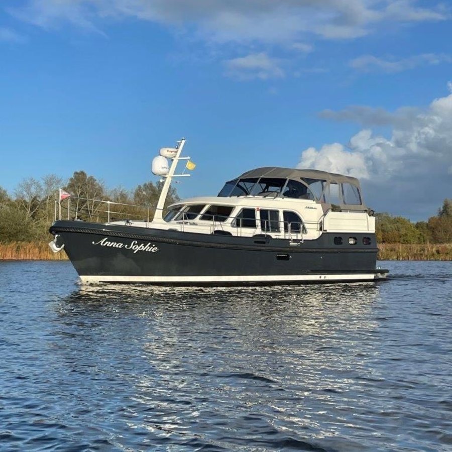 Keuken en loungehoek in luxe motorjacht Amazon NoblesseCruiser 42