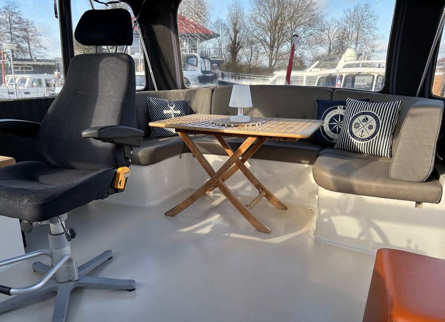 Sitzbereich im Obergeschoss des Beluga Noblesse Cruiser 42
